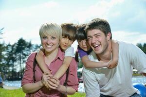 heureuse jeune famille s'amuser à l'extérieur photo