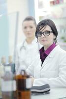 équipe de femme chimiste pharmacien en pharmacie pharmacie photo