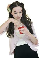 magnifique Jeune femme avec rouge coup de café isolé sur blanc photo