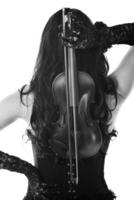 belle jeune femme joue du violon photo