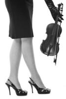 belle jeune femme joue du violon photo