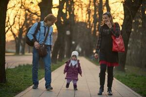 jeune couple enceinte s'amuser et se détendre photo