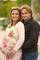 jeune couple enceinte s'amuser et se détendre photo