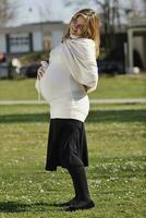 heureuse jeune femme enceinte en plein air photo