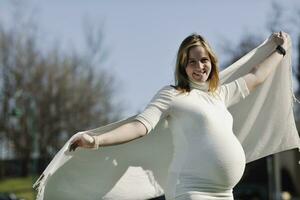 heureuse jeune femme enceinte en plein air photo