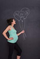 portrait de femme enceinte devant un tableau noir photo