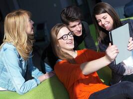 groupe d'étudiants prenant selfie photo