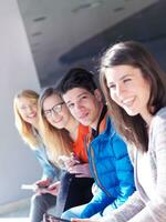 groupe d'étudiants travaillant ensemble sur un projet d'école photo