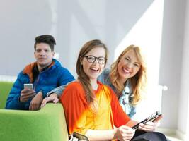 groupe d'étudiants travaillant ensemble sur un projet d'école photo