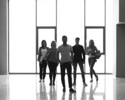 groupe d'étudiants debout ensemble en équipe photo