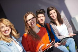 groupe d'étudiants travaillant ensemble sur un projet d'école photo