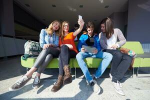 groupe d'étudiants prenant selfie photo