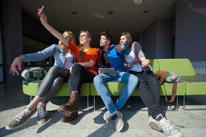 groupe d'étudiants prenant selfie photo