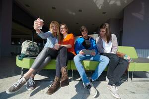 groupe d'étudiants prenant selfie photo