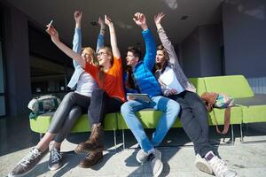 groupe d'étudiants prenant selfie photo