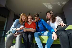 groupe d'étudiants travaillant ensemble sur un projet d'école photo