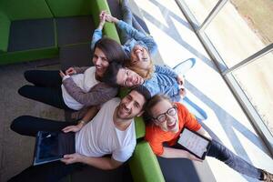 groupe d'étudiants travaillant ensemble sur un projet d'école photo