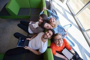 groupe d'étudiants travaillant ensemble sur un projet d'école photo