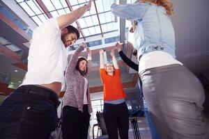 les étudiants heureux célèbrent photo