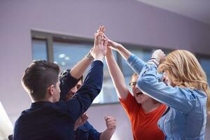 les étudiants heureux célèbrent photo