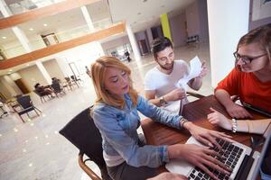 groupe d'étudiants travaillant ensemble sur un projet d'école photo