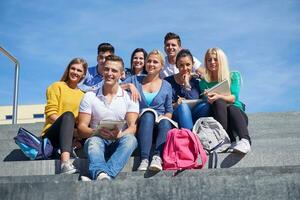 étudiants dehors assis sur les marches photo