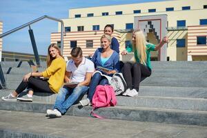 étudiants dehors assis sur les marches photo