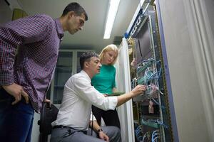 ingénieurs réseau travaillant dans la salle des serveurs réseau photo