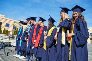 groupe d'étudiants jeunes diplômés photo