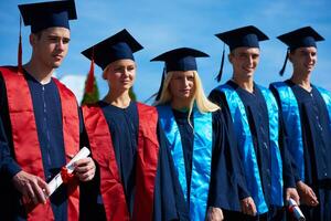 groupe d'étudiants jeunes diplômés photo