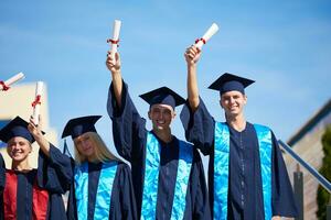 groupe d'étudiants jeunes diplômés photo