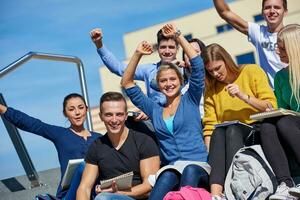 étudiants dehors assis sur les marches photo