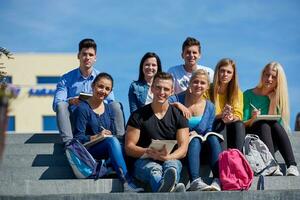 étudiants dehors assis sur les marches photo