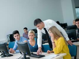 étudiants avec enseignant dans la classe de laboratoire informatique photo