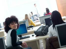 étudiants avec enseignant dans la classe de laboratoire informatique photo