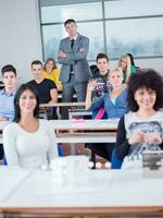 étudiants avec enseignant dans la classe de laboratoire informatique photo