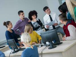 étudiants avec enseignant dans la classe de laboratoire informatique photo