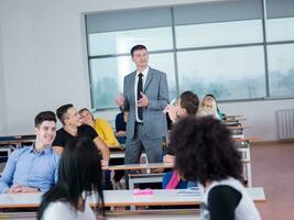 étudiants avec enseignant dans la classe de laboratoire informatique photo