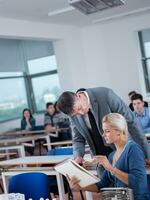 étudiants avec enseignant dans la classe de laboratoire informatique photo