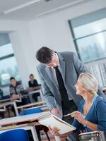 étudiants avec enseignant dans la classe de laboratoire informatique photo