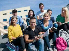 étudiants dehors assis sur les marches photo