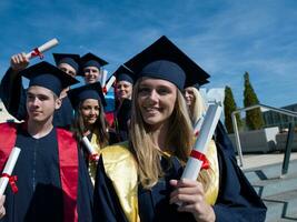 groupe d'étudiants jeunes diplômés photo