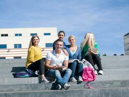 étudiants dehors assis sur les marches photo