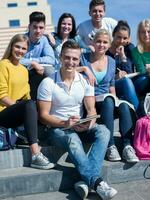 étudiants dehors assis sur les marches photo