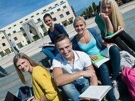 étudiants dehors assis sur les marches photo