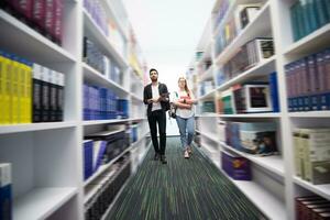 groupe d'étudiants à la bibliothèque de l'école photo