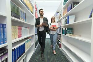 groupe d'étudiants à la bibliothèque de l'école photo