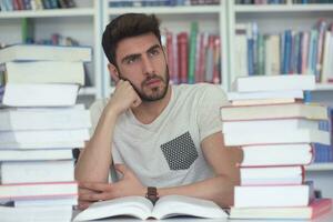 étude des étudiants à la bibliothèque de l'école photo