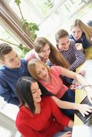 groupe d'adolescents heureux à l'école photo