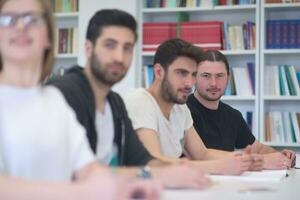 groupe d'étudiants étudient ensemble en classe photo